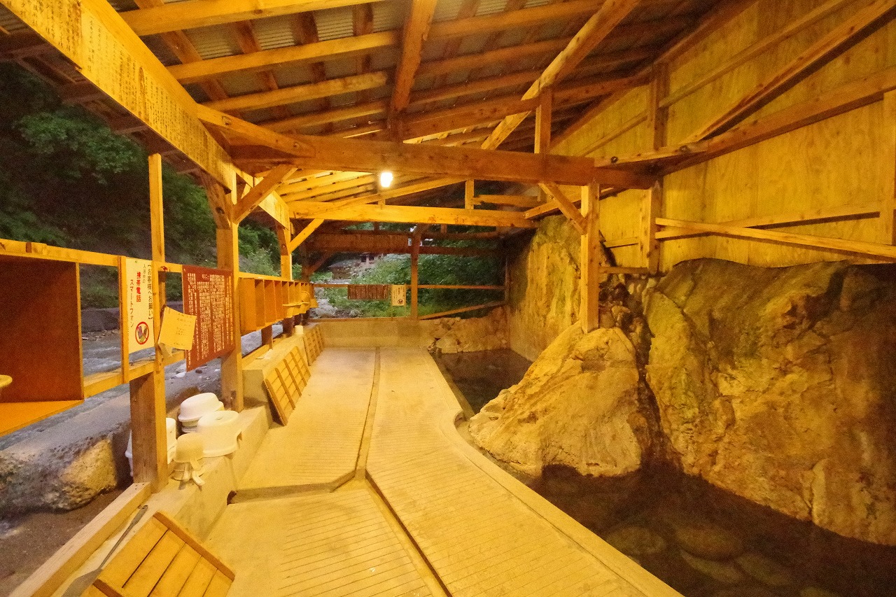 福島県の南会津の木賊温泉の共同浴場