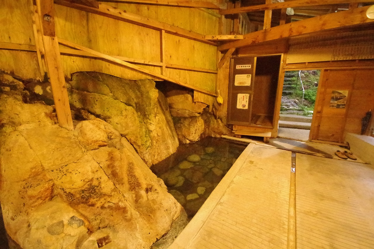 福島県の南会津の木賊温泉の共同浴場