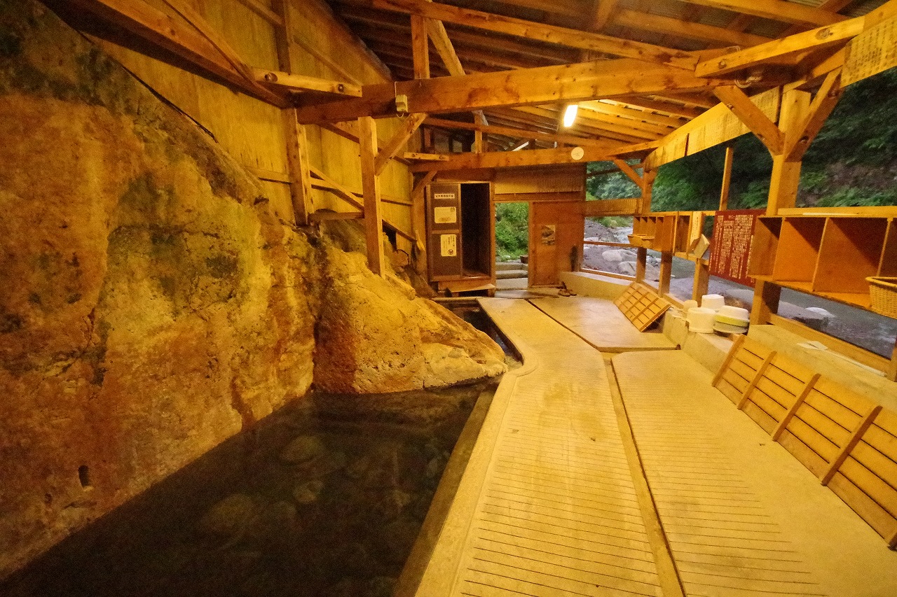 福島県の南会津の木賊温泉の共同浴場