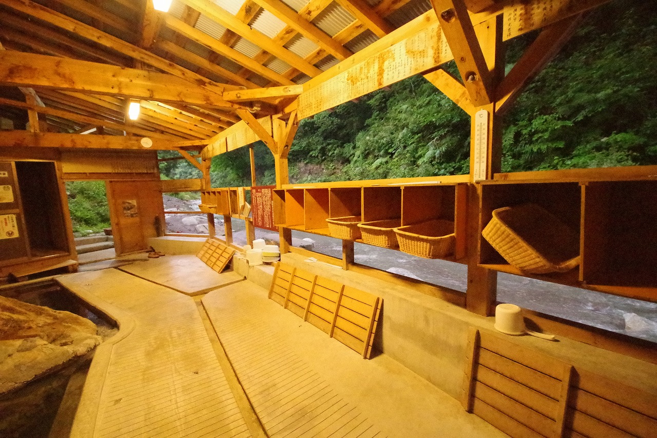 福島県の南会津の木賊温泉の共同浴場