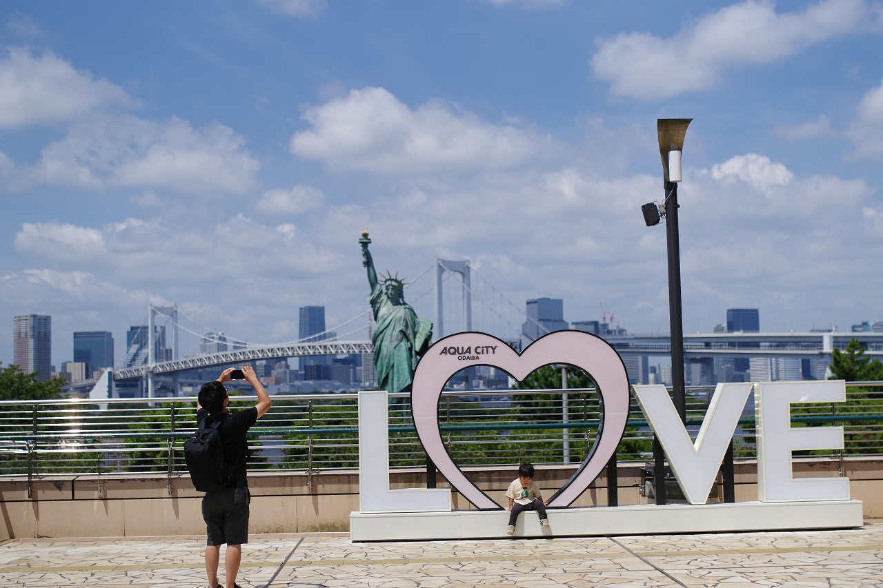 東京都のお台場のアクアシティお台場のレインボーブリッジ
