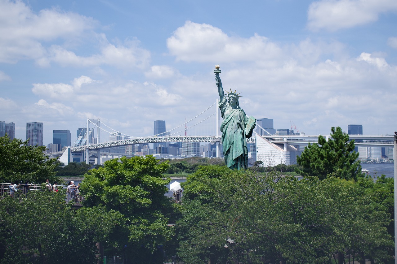 東京都のお台場のアクアシティお台場のレインボーブリッジ
