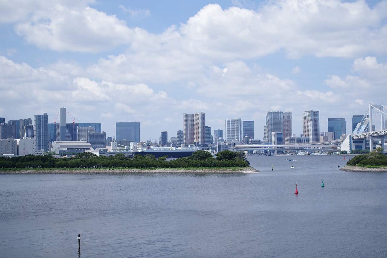 東京都のお台場のアクアシティお台場のレインボーブリッジ