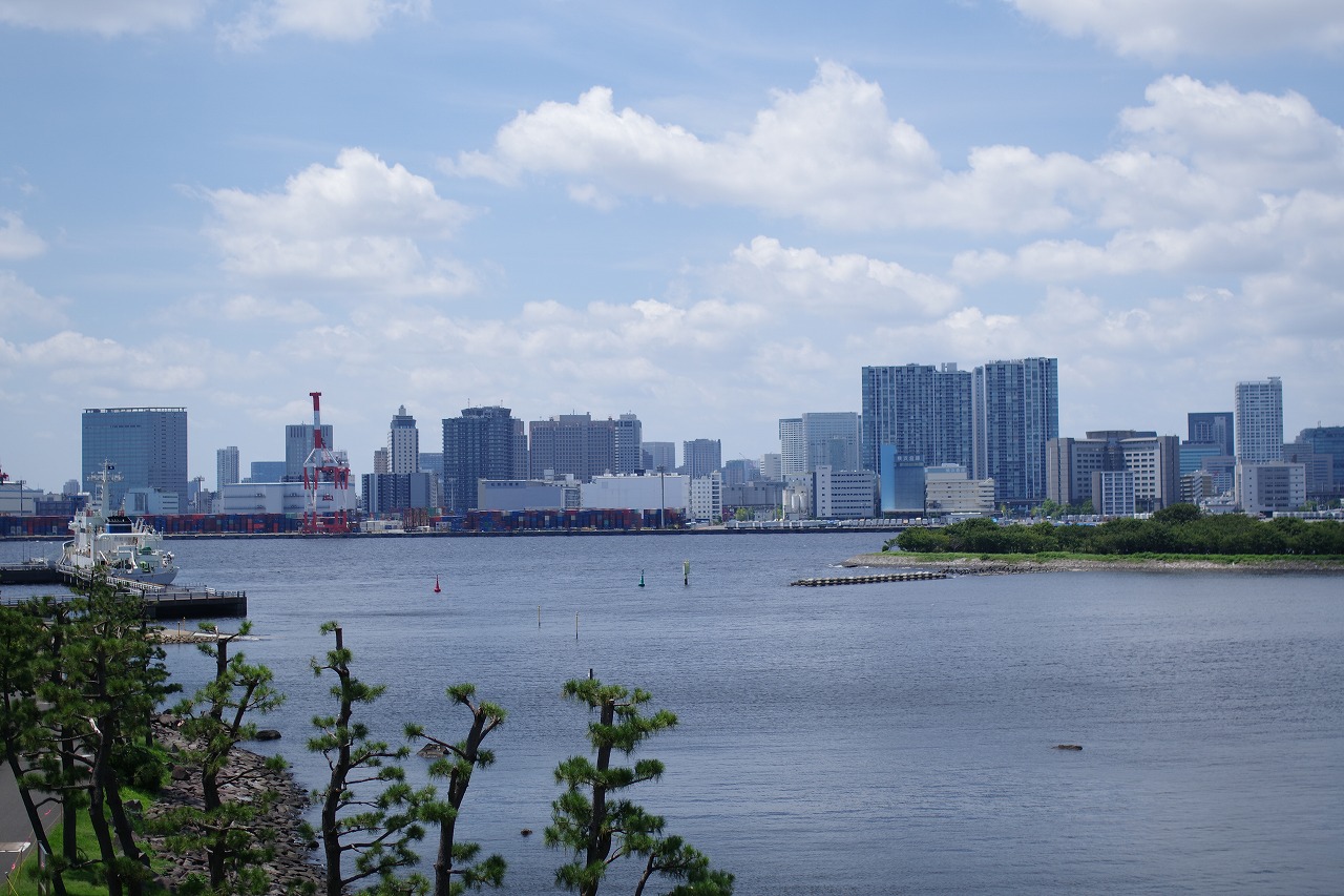 東京都のお台場のアクアシティお台場のレインボーブリッジ