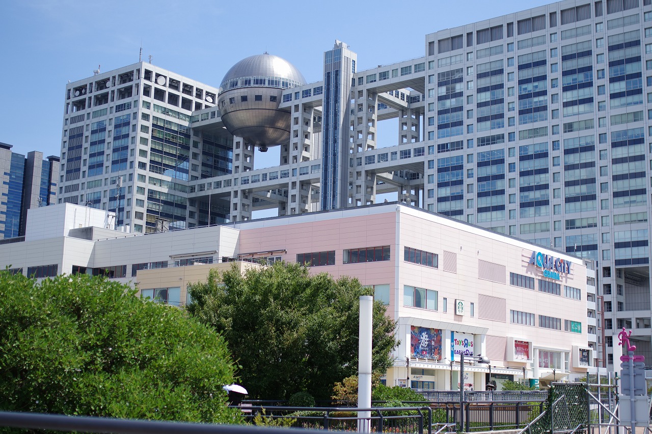 東京都のお台場のアクアシティお台場のレインボーブリッジ