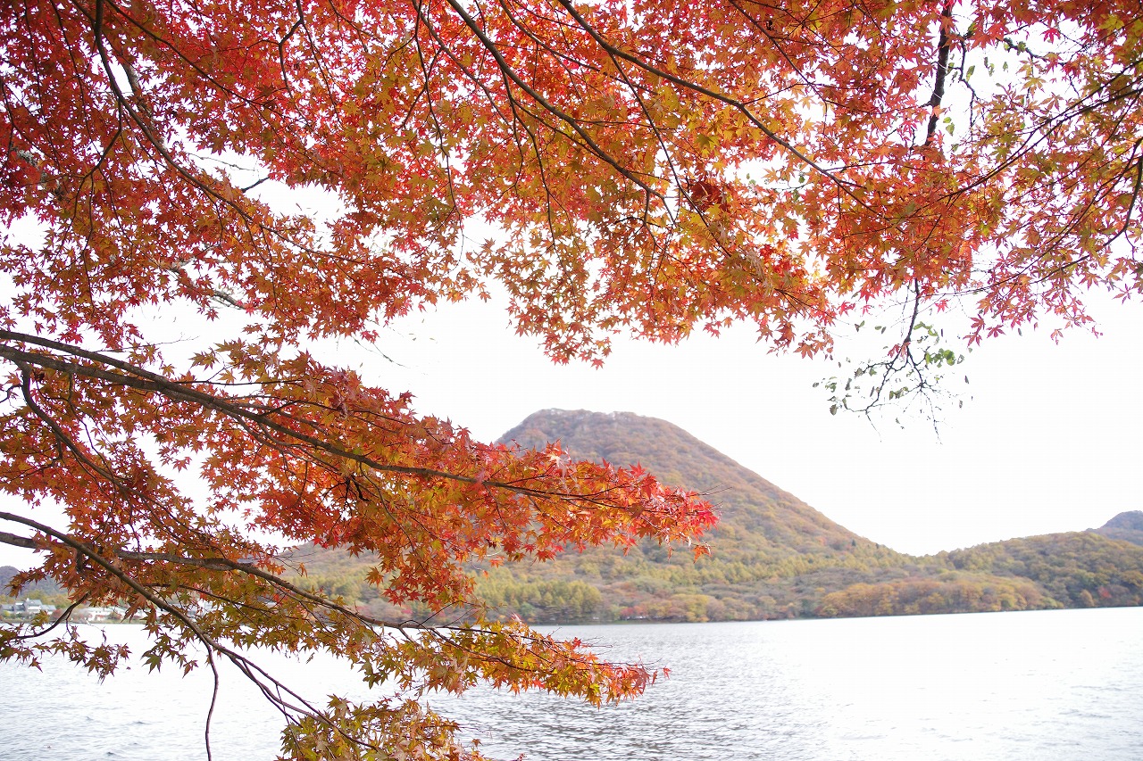 群馬県高崎市の榛名湖の紅葉