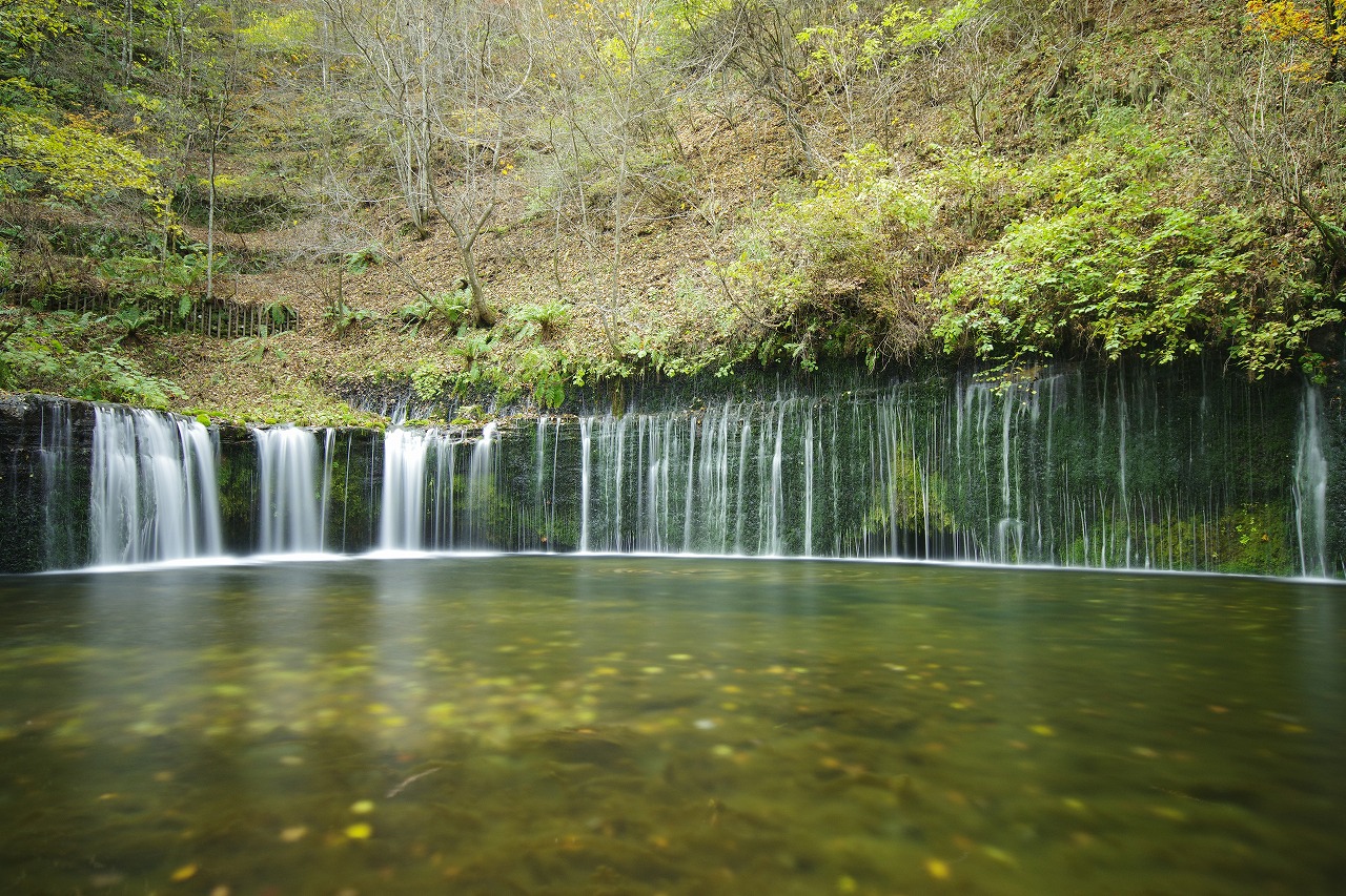 長野県の軽井沢の白糸の滝