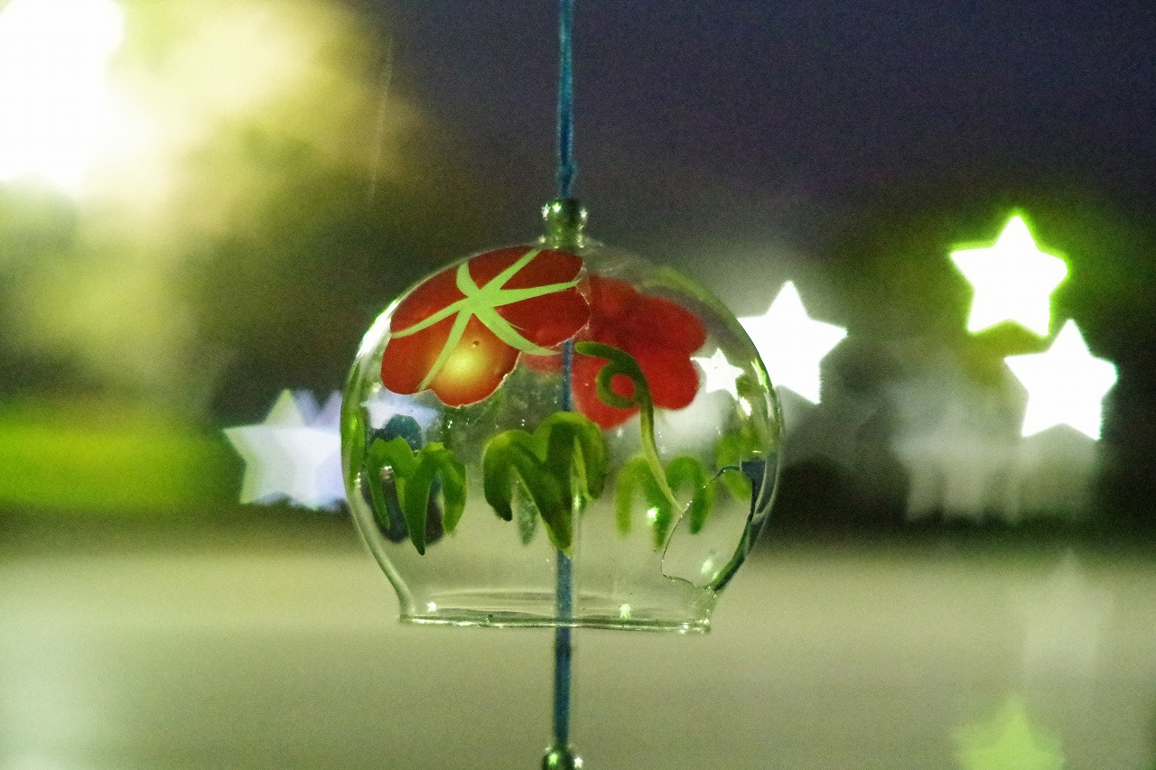 群馬県太田市の太田市運動公園の風鈴と花