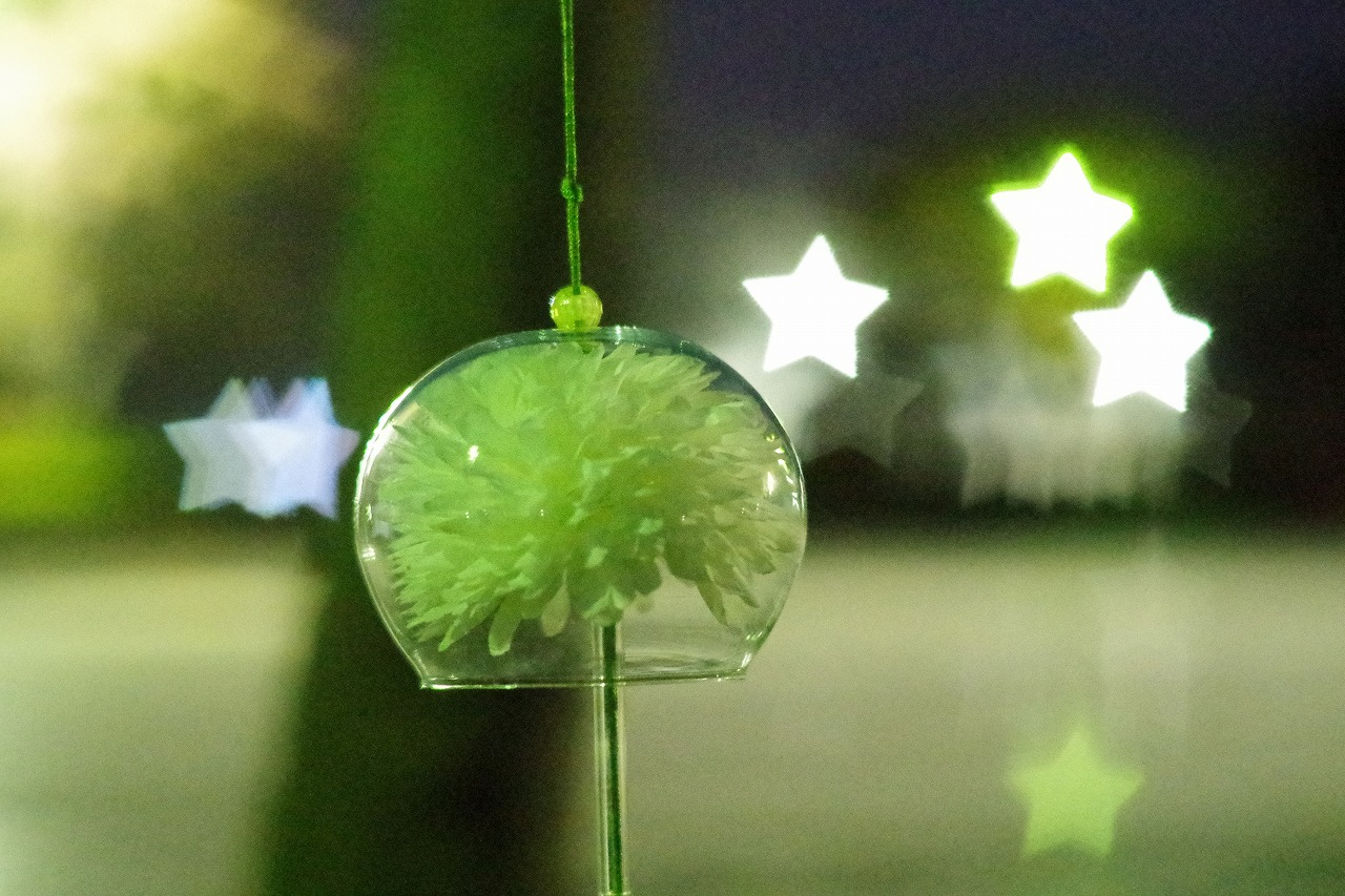 群馬県太田市の太田市運動公園の風鈴と花