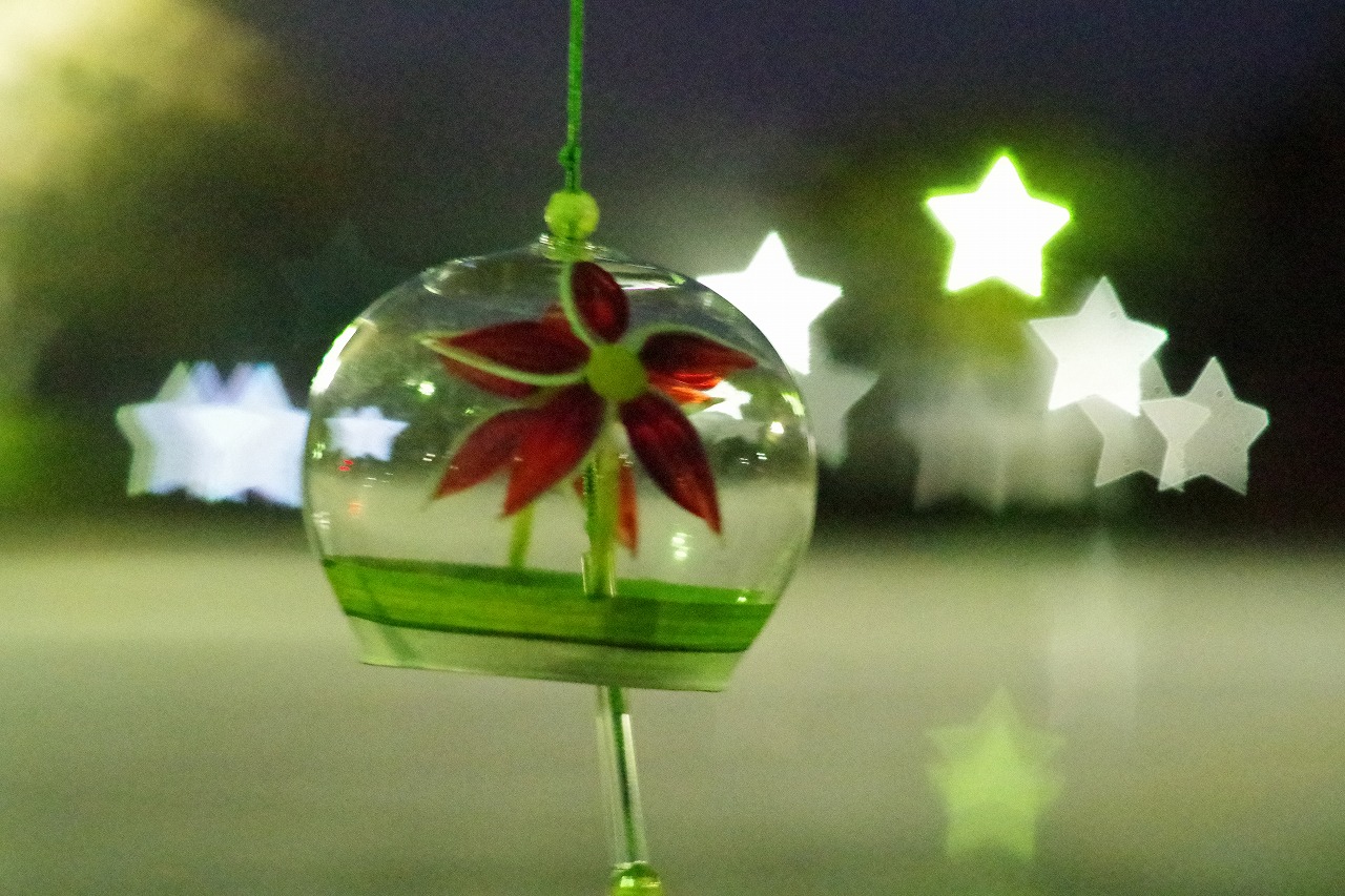 群馬県太田市の太田市運動公園の風鈴と花