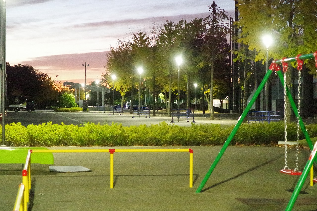 群馬県太田市の太田市運動公園の風鈴と花