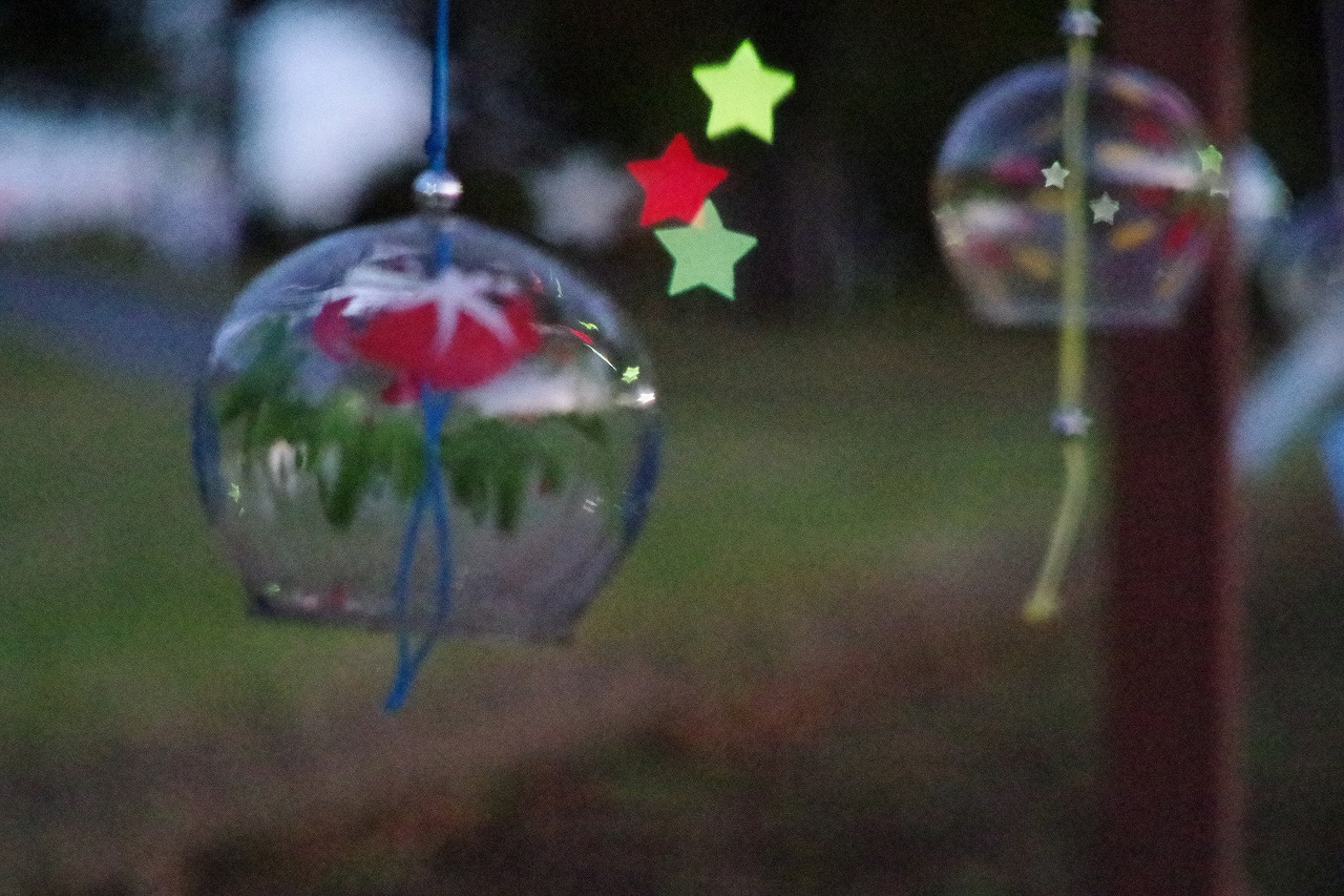群馬県太田市の太田市運動公園の風鈴と花