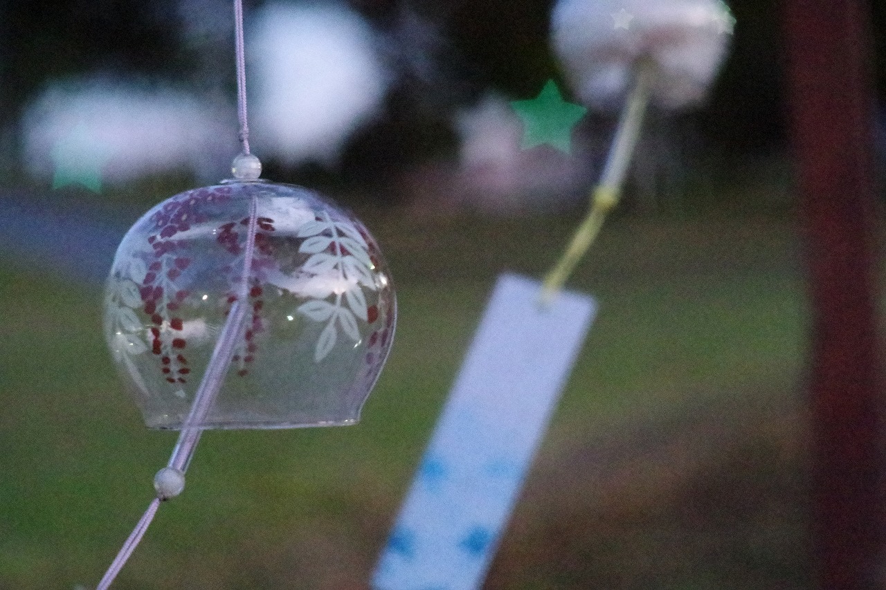 群馬県太田市の太田市運動公園の風鈴と花