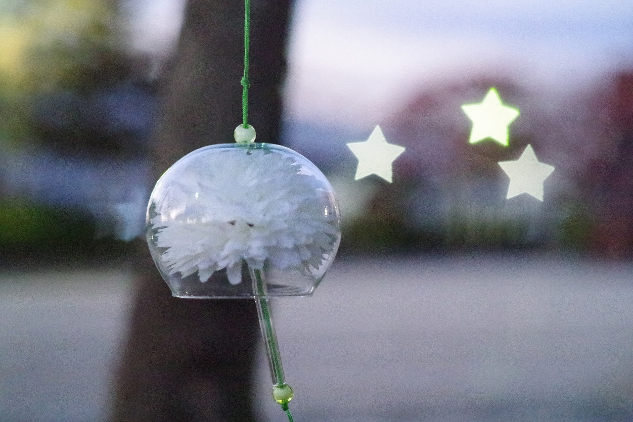 群馬県太田市の太田市運動公園の風鈴と花