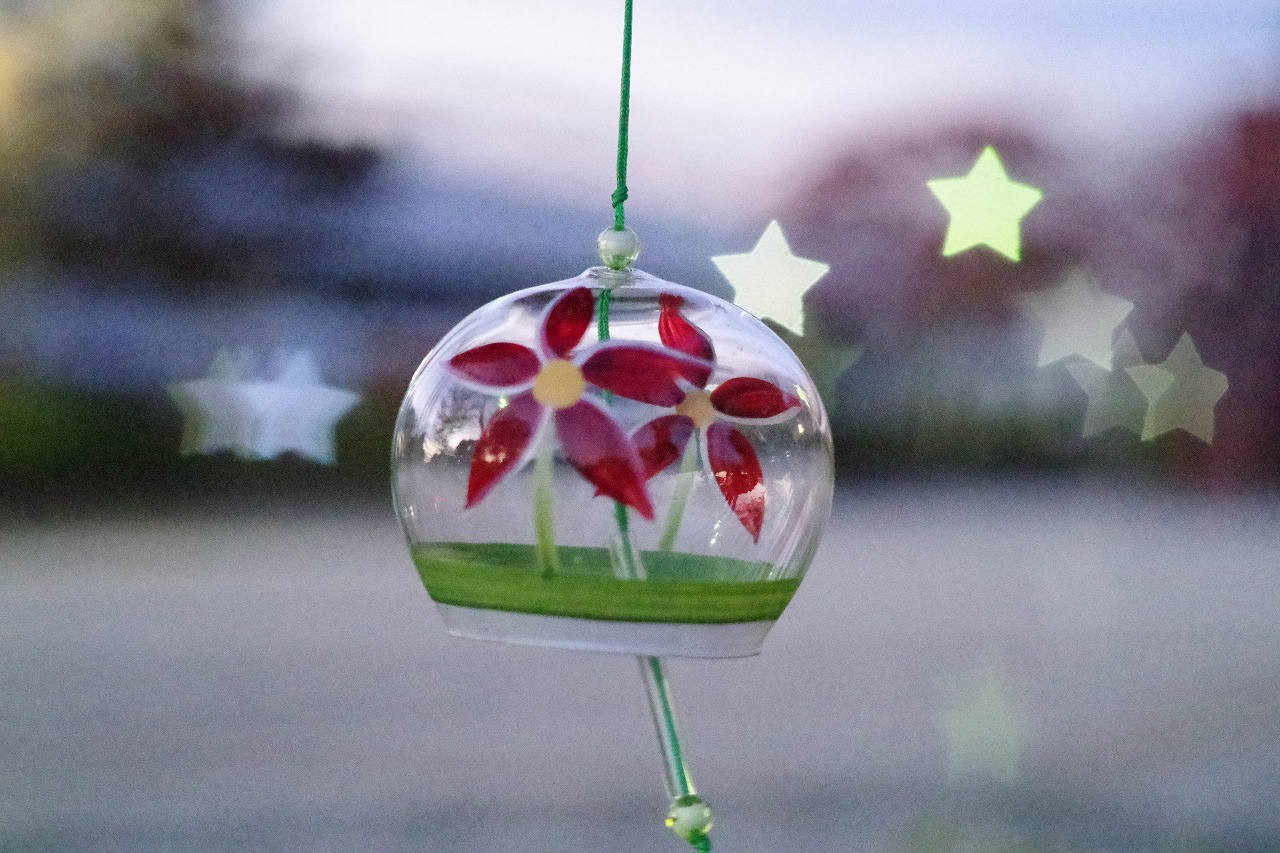 群馬県太田市の太田市運動公園の風鈴と花