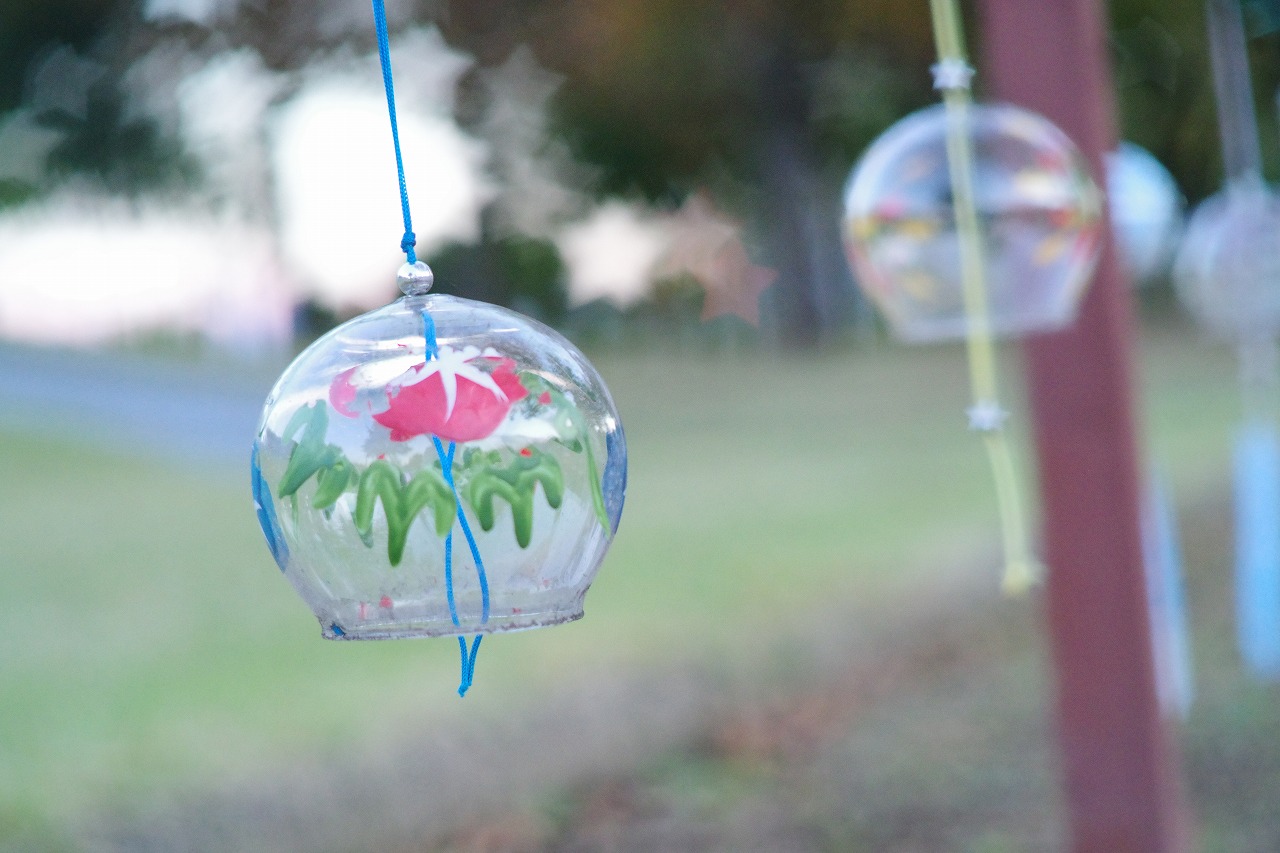 群馬県太田市の太田市運動公園の風鈴と花