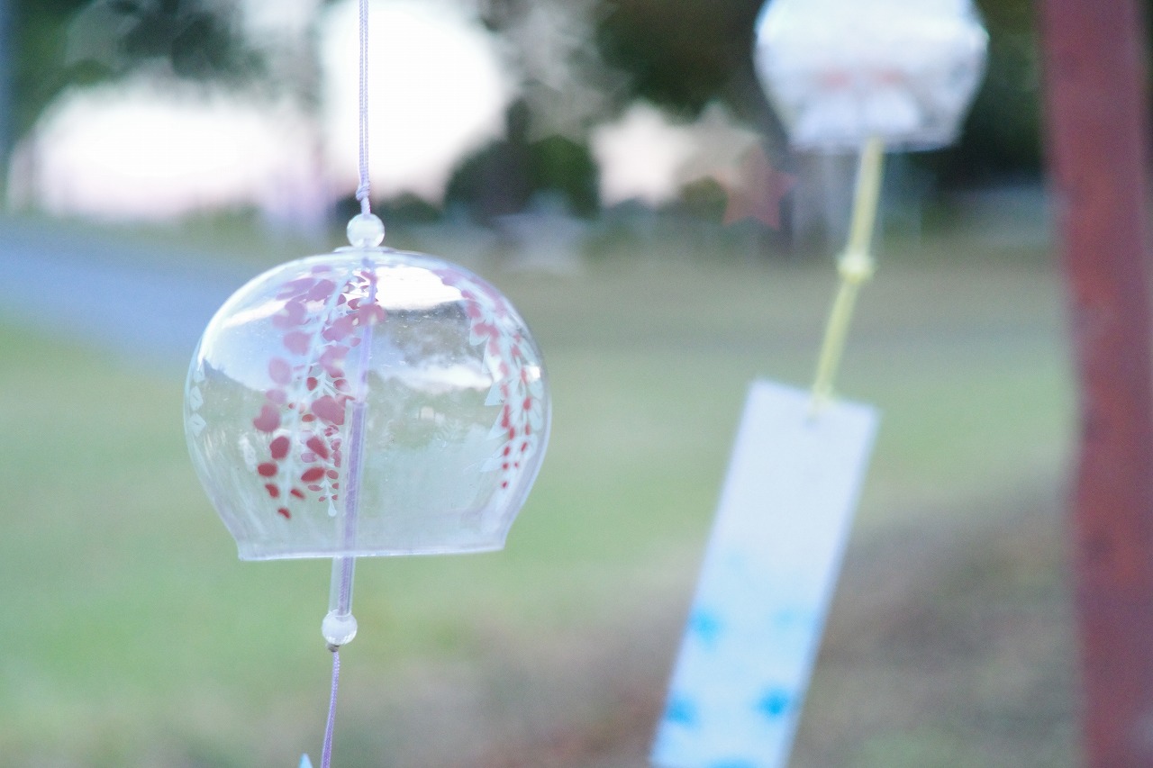 群馬県太田市の太田市運動公園の風鈴と花