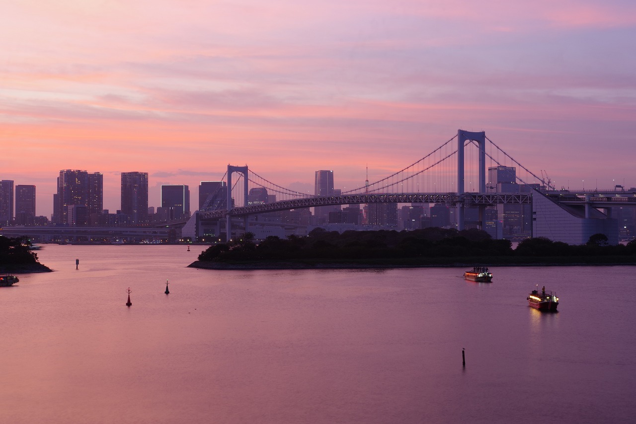 東京都のお台場のアクアシティお台場のレインボーブリッジ