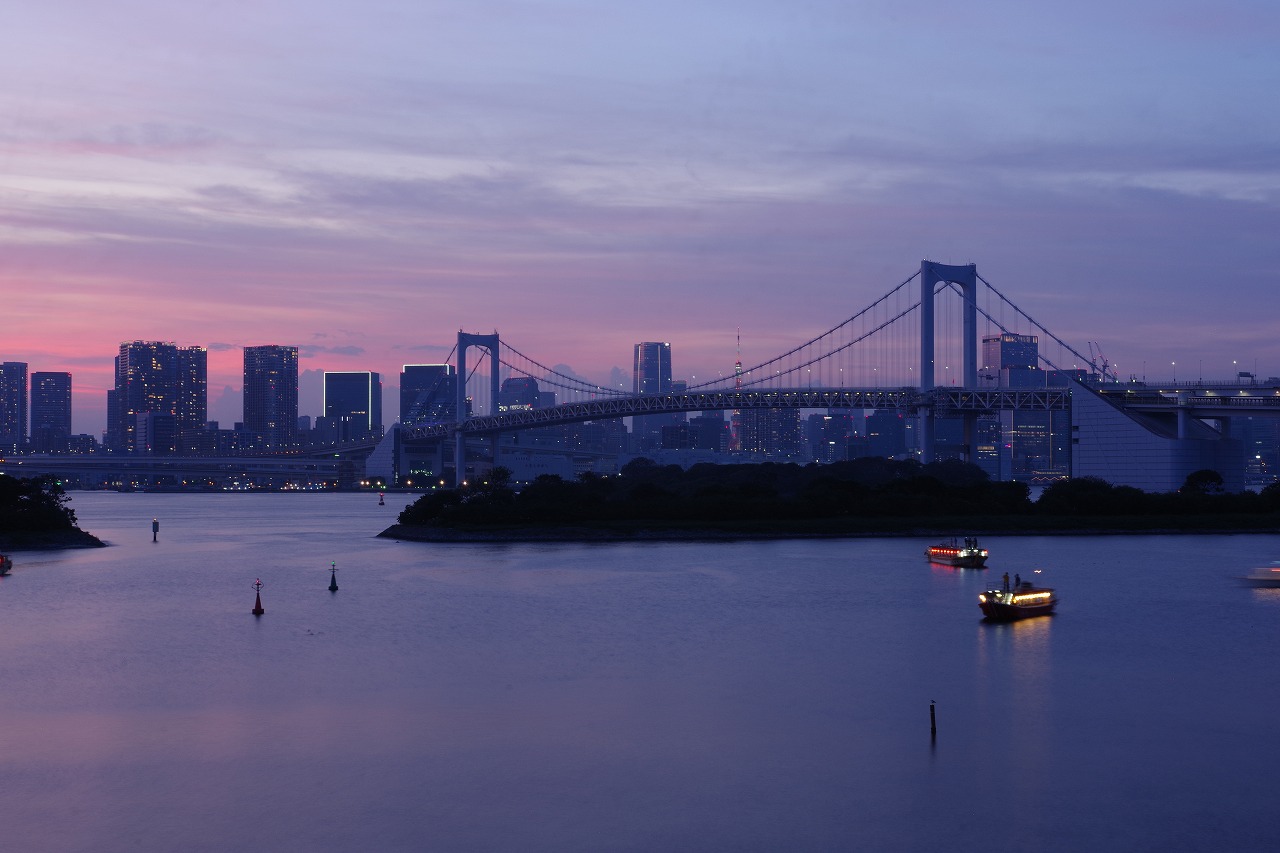 東京都のお台場のアクアシティお台場のレインボーブリッジ