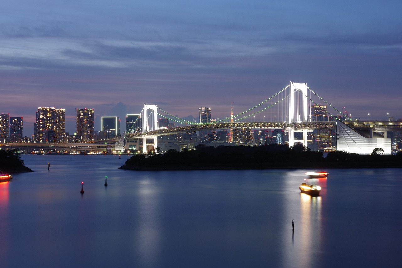 東京都のお台場のアクアシティお台場のレインボーブリッジ