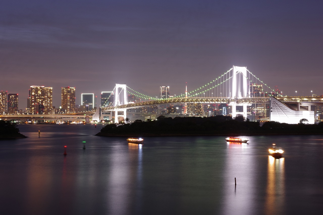 東京都のお台場のアクアシティお台場のレインボーブリッジ