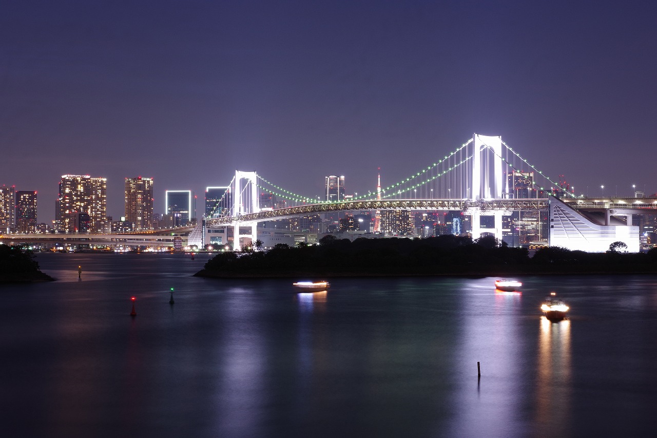 東京都のお台場のアクアシティお台場のレインボーブリッジ