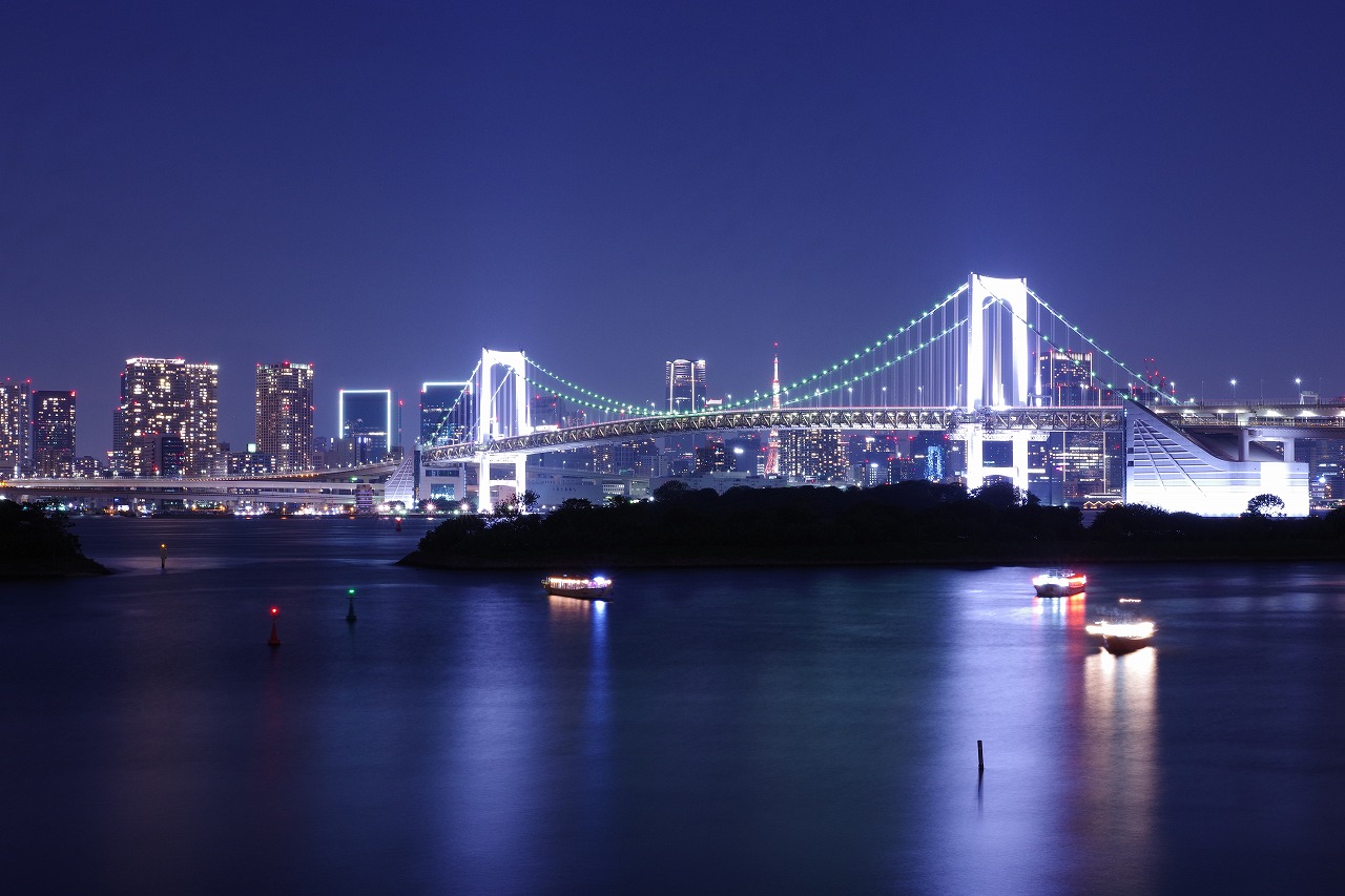 東京都のお台場のアクアシティお台場のレインボーブリッジ