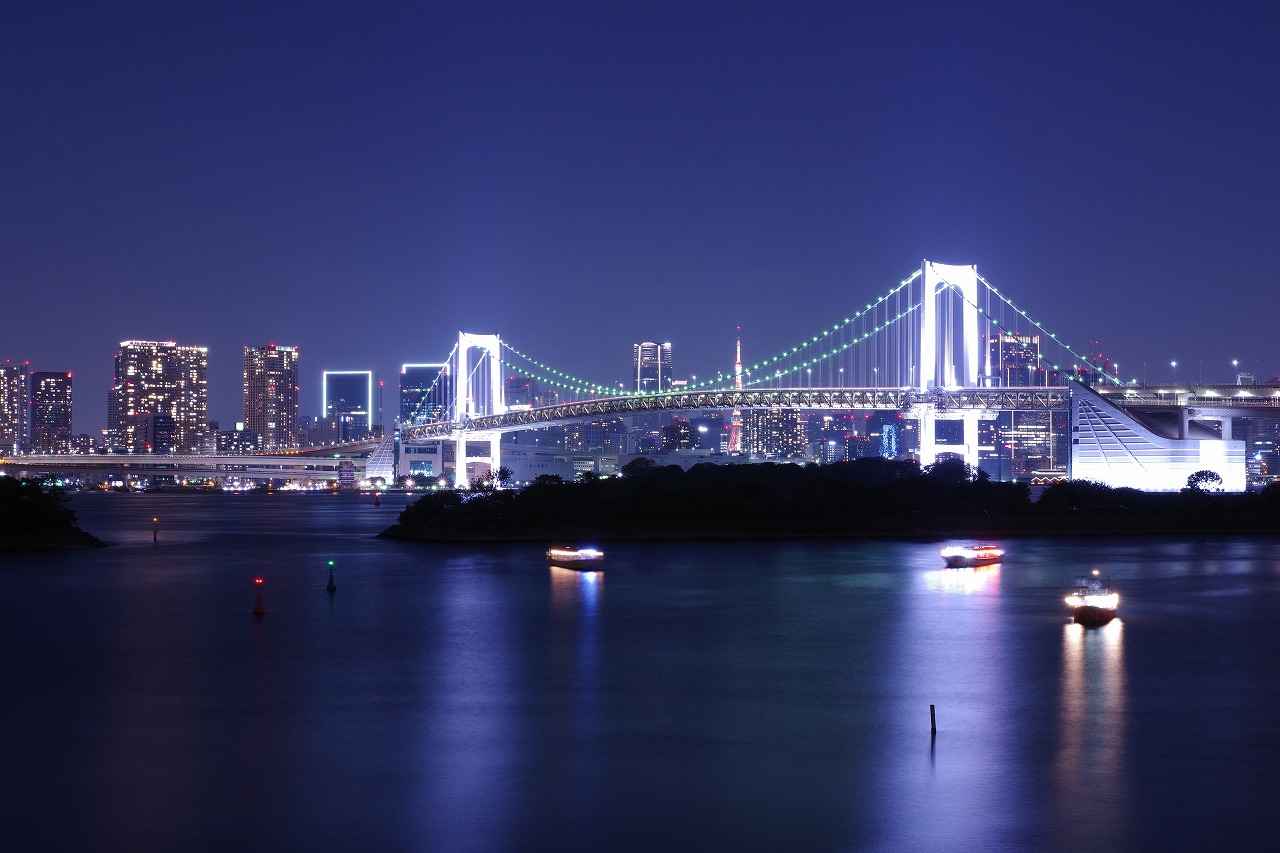 東京都のお台場のアクアシティお台場のレインボーブリッジ