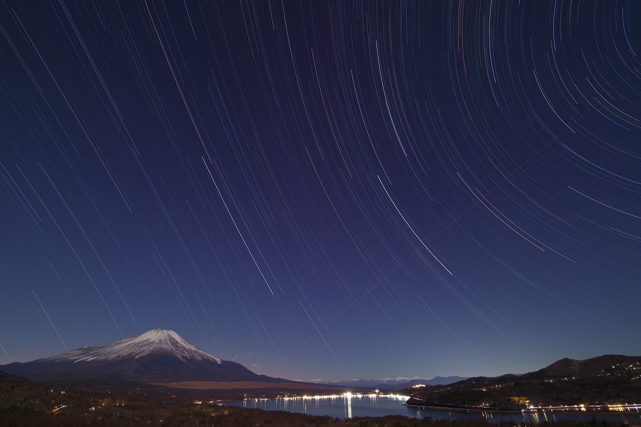 山梨県の山中湖のパノラマ台からの富士山の夜景