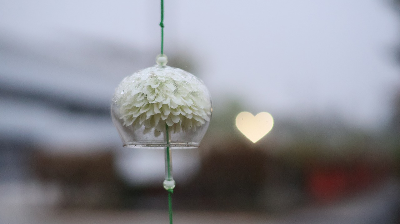 群馬県太田市の太田市運動公園の風鈴と花