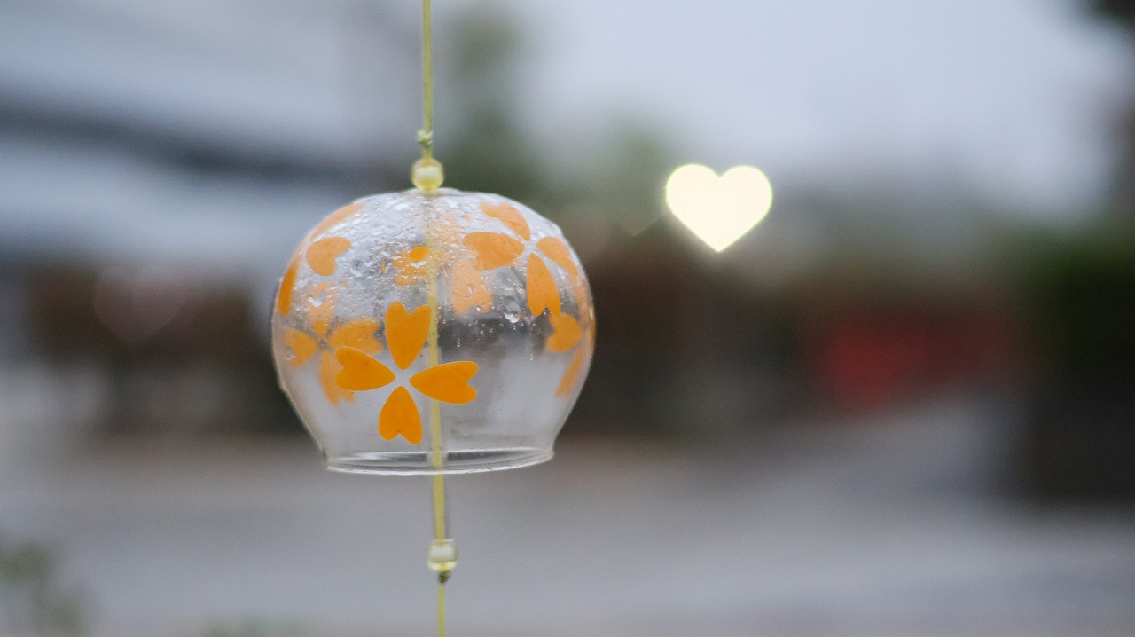 群馬県太田市の太田市運動公園の風鈴と花