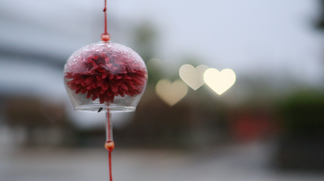 群馬県太田市の太田市運動公園の風鈴と花