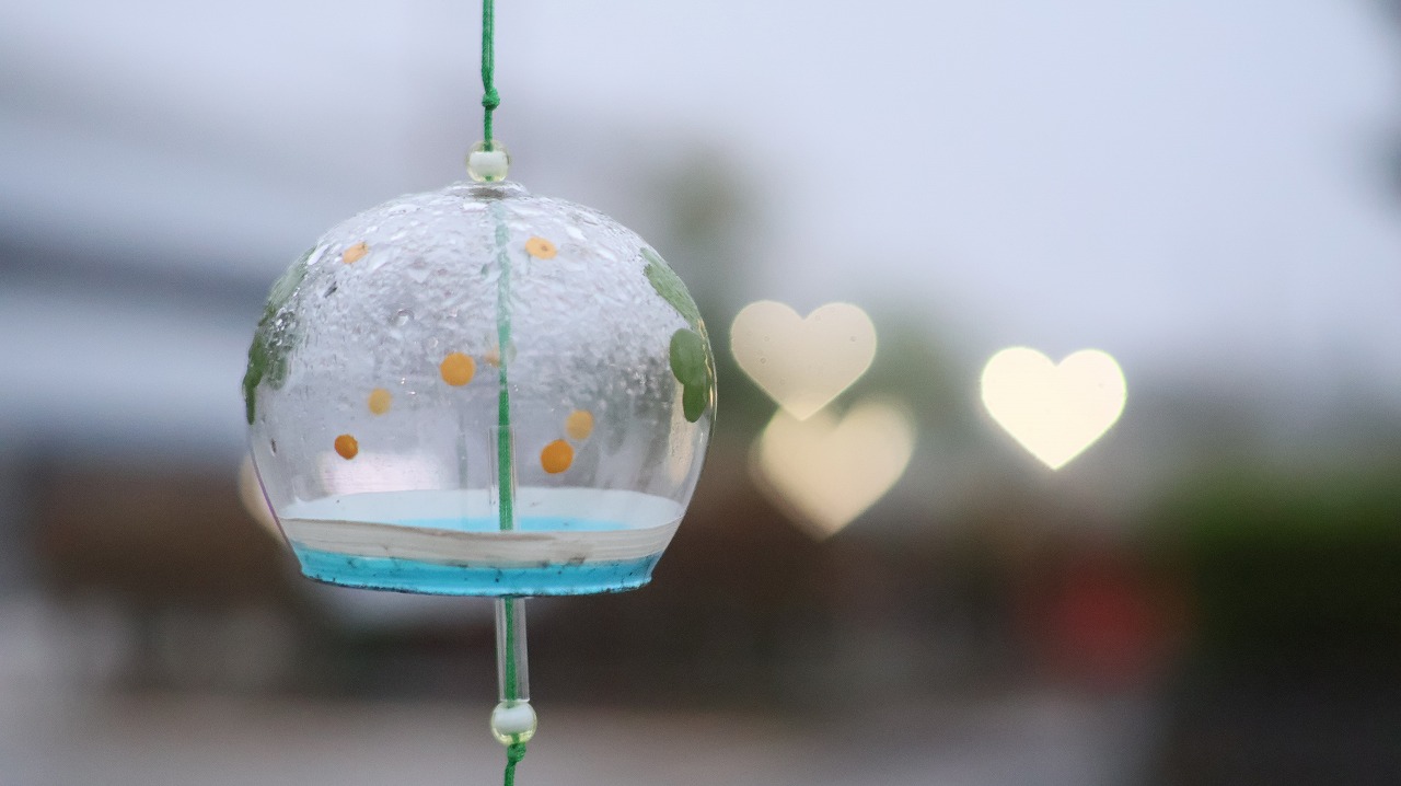 群馬県太田市の太田市運動公園の風鈴と花