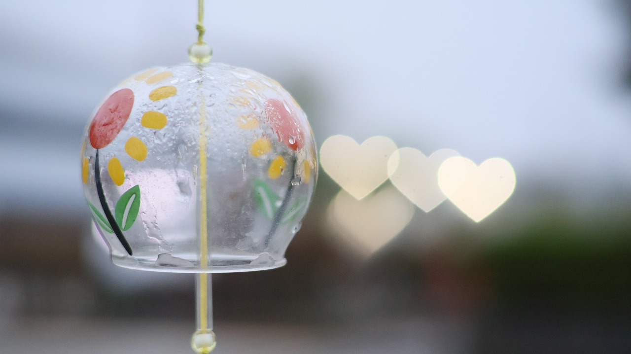 群馬県太田市の太田市運動公園の風鈴と花