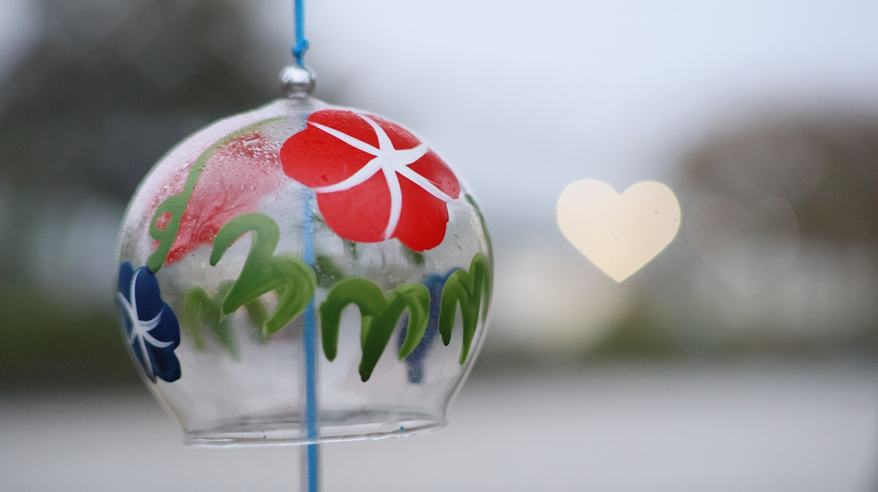 群馬県太田市の太田市運動公園の風鈴と花