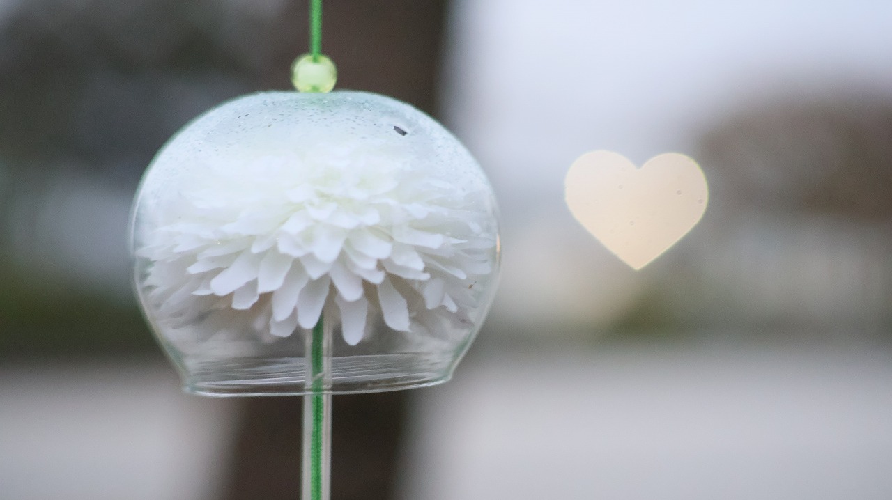 群馬県太田市の太田市運動公園の風鈴と花