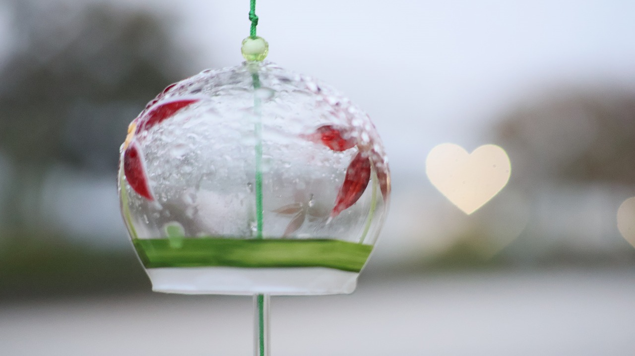 群馬県太田市の太田市運動公園の風鈴と花