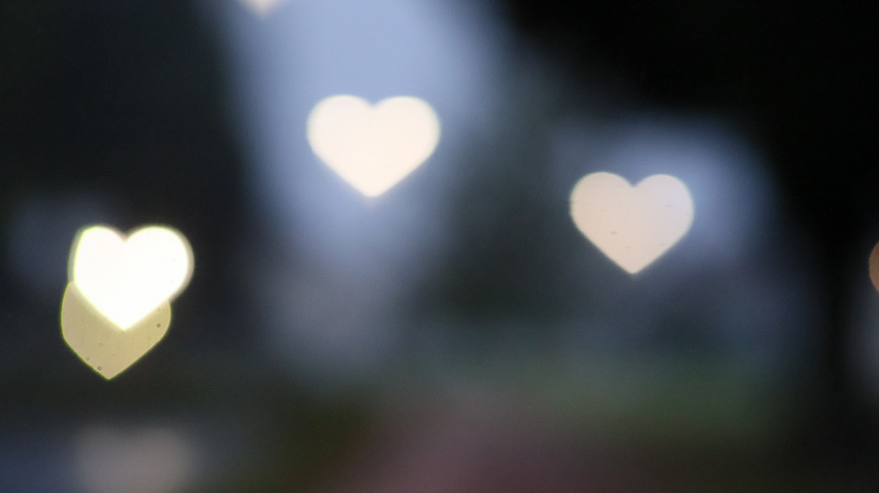 群馬県太田市の太田市運動公園の風鈴と花