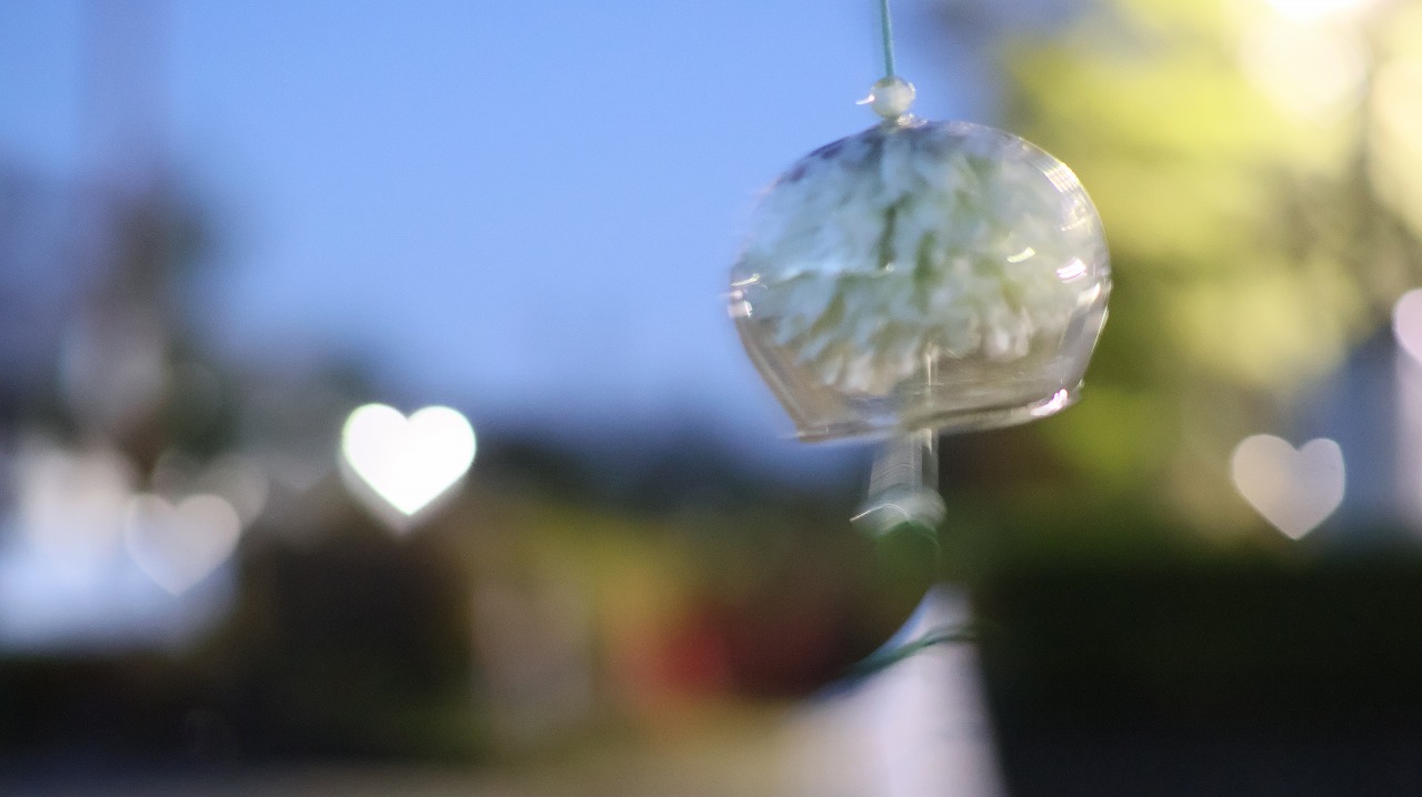 群馬県太田市の太田市運動公園の風鈴と花