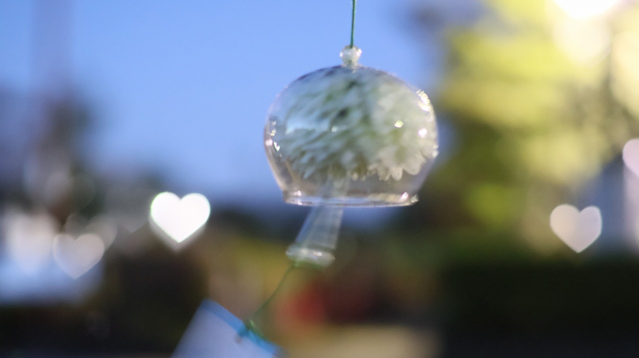 群馬県太田市の太田市運動公園の風鈴と花