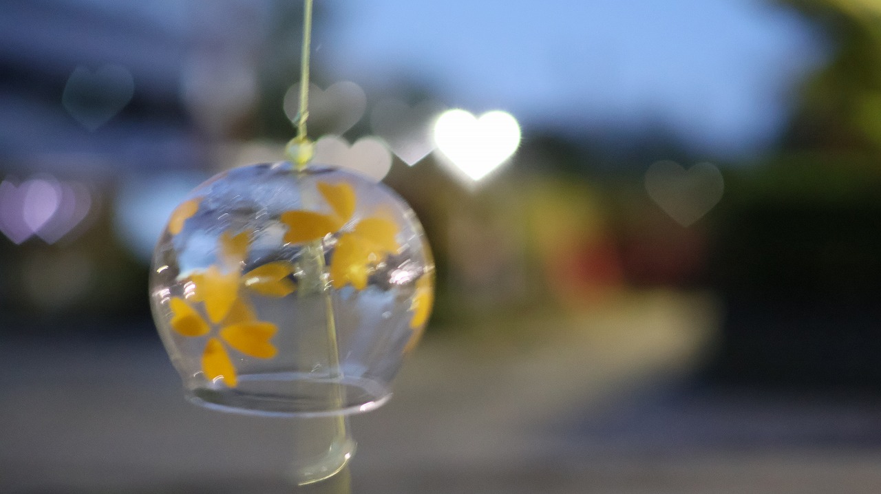 群馬県太田市の太田市運動公園の風鈴と花