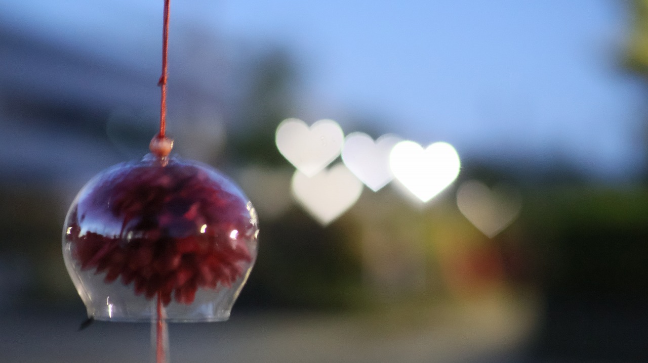 群馬県太田市の太田市運動公園の風鈴と花