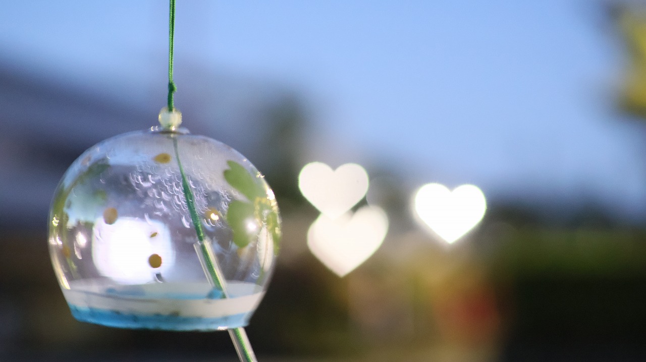 群馬県太田市の太田市運動公園の風鈴と花