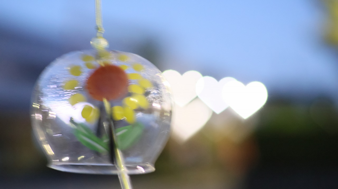 群馬県太田市の太田市運動公園の風鈴と花