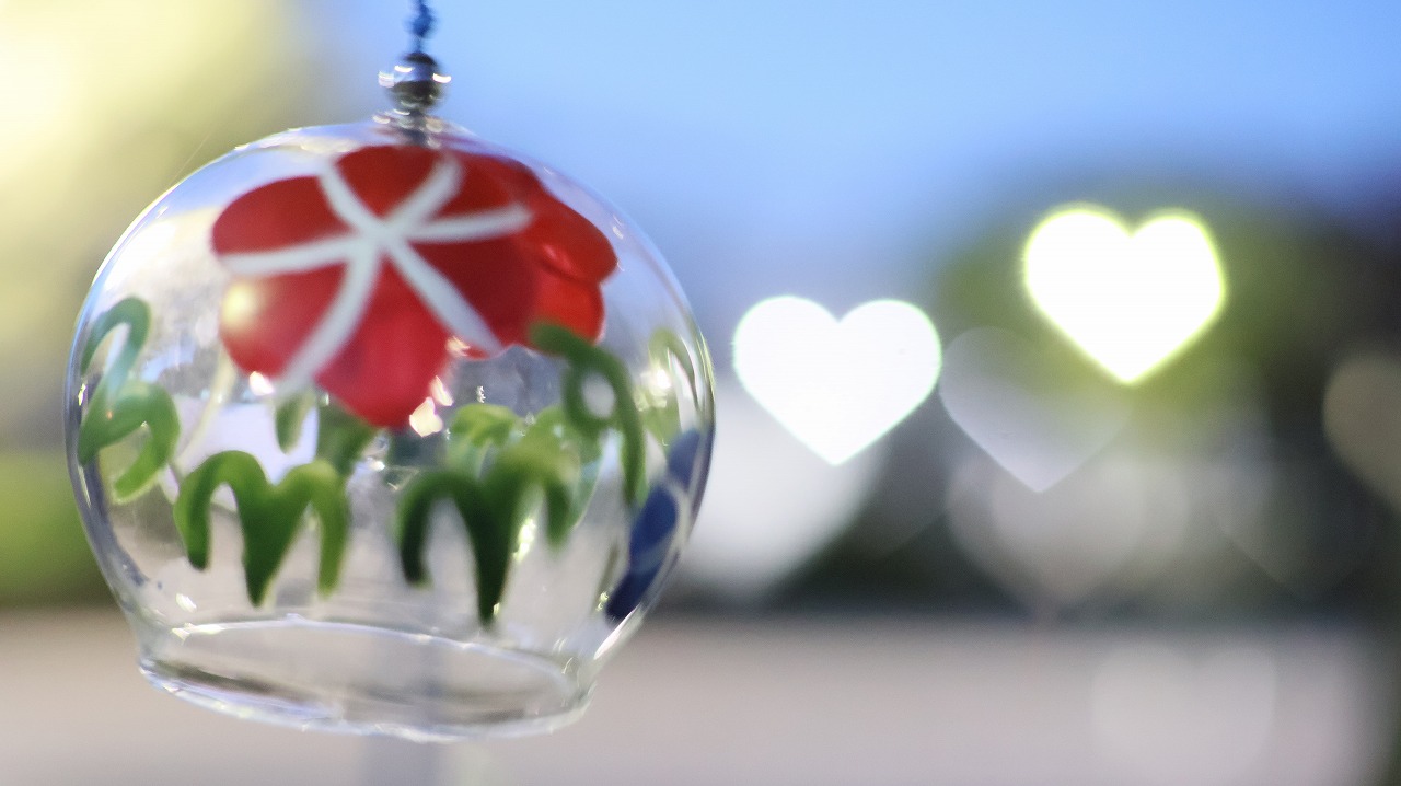 群馬県太田市の太田市運動公園の風鈴と花