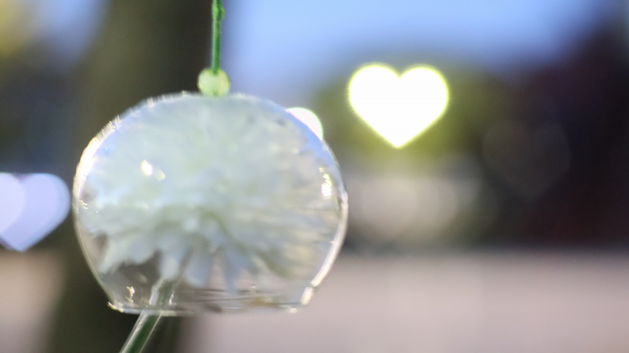 群馬県太田市の太田市運動公園の風鈴と花