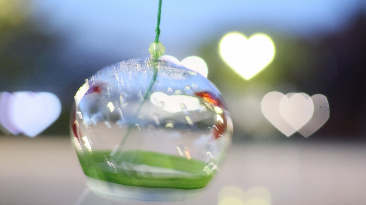 群馬県太田市の太田市運動公園の風鈴と花