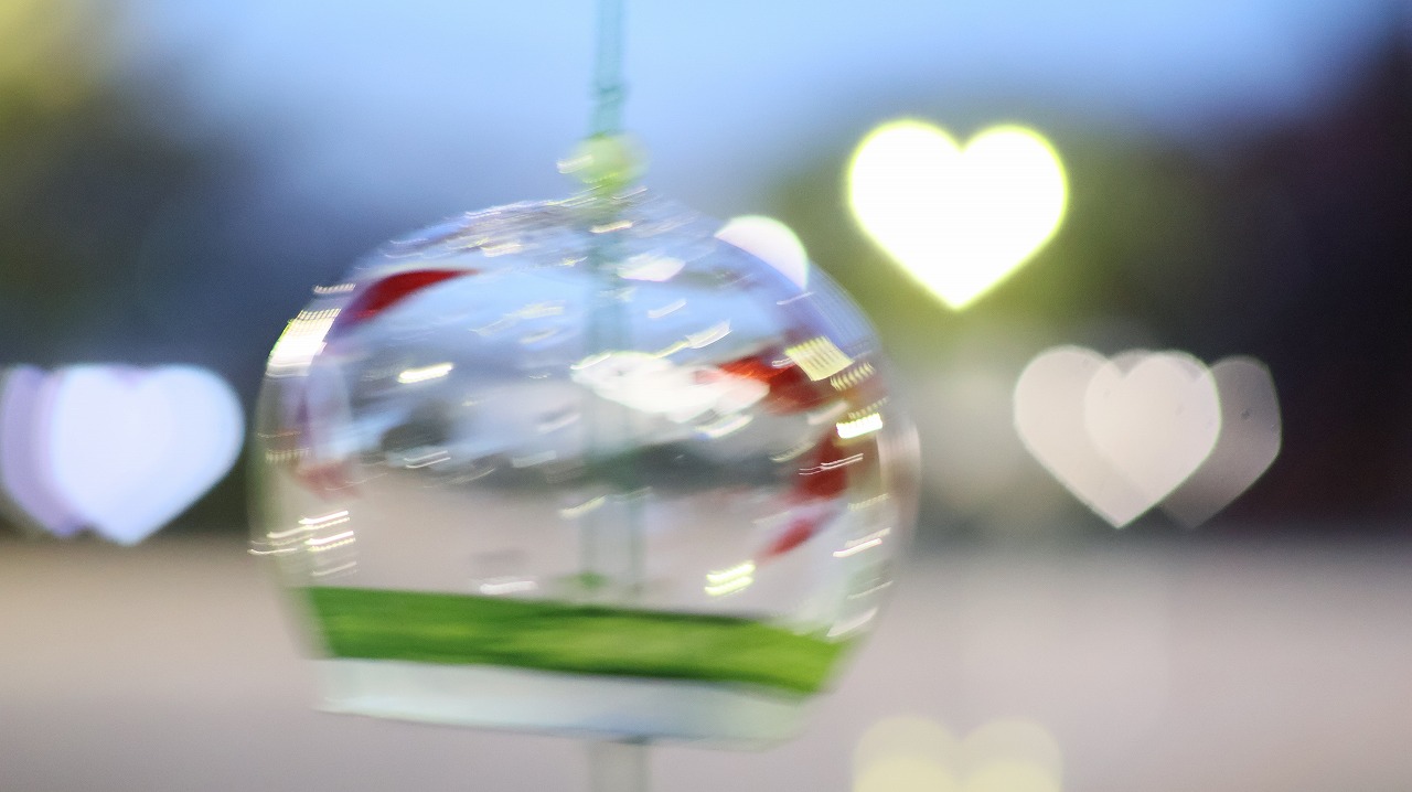 群馬県太田市の太田市運動公園の風鈴と花