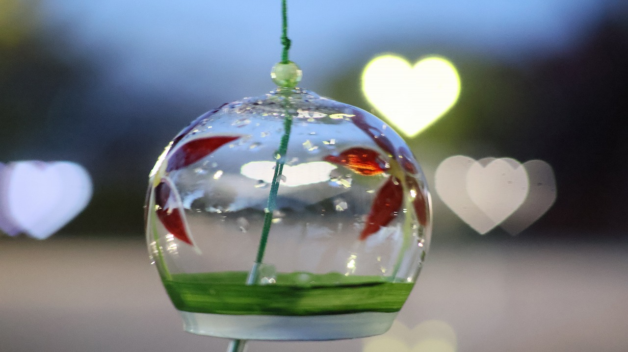 群馬県太田市の太田市運動公園の風鈴と花