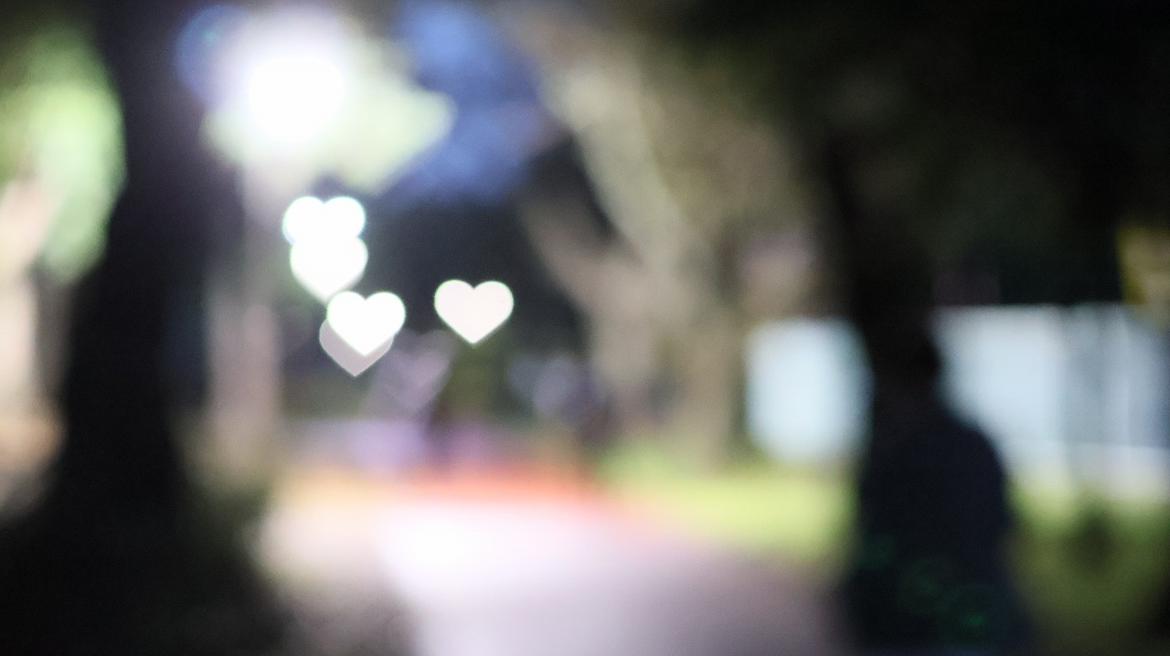 群馬県太田市の太田市運動公園の風鈴と花